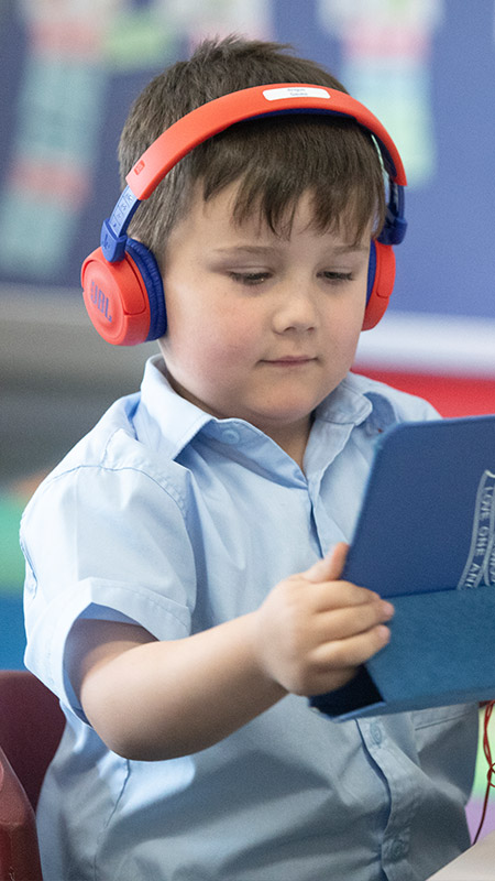 St Thomas Aquinas Catholic Primary School Springwood students on iPads